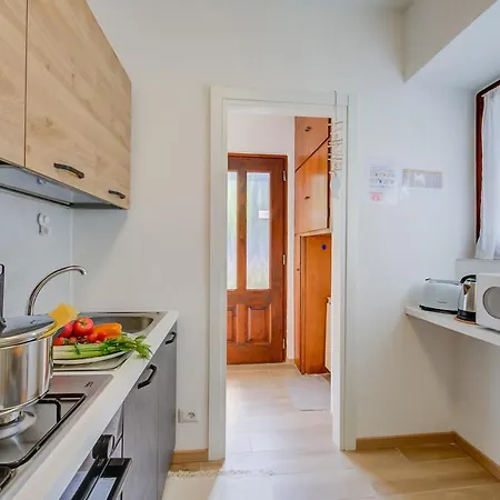 Red House: Beachfront Terrace & Private Beach - Happy Rentals Apartman *
