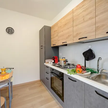 Apartman Red House: Beachfront Terrace & Private Beach - Happy Rentals *