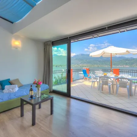 Red House: Beachfront Terrace & Private Beach - Happy Rentals Apartman Baveno