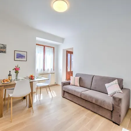Apartman Red House: Beachfront Terrace & Private Beach - Happy Rentals Baveno