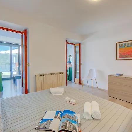 Red House Terrace Private - Happy