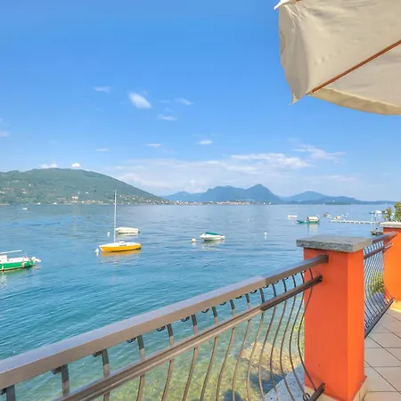 Apartman Red House: Beachfront Terrace & Private Beach - Happy Rentals Baveno