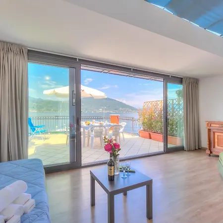 Red House: Beachfront Terrace & Private Beach - Happy Rentals Apartman Baveno