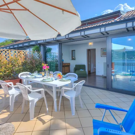 Apartman Red House: Beachfront Terrace & Private Beach - Happy Rentals *