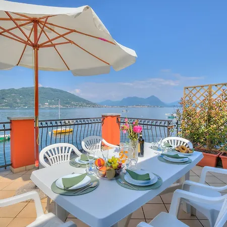 Red House: Beachfront Terrace & Private Beach - Happy Rentals Apartman Baveno